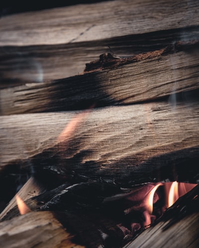 着火的棕色木材